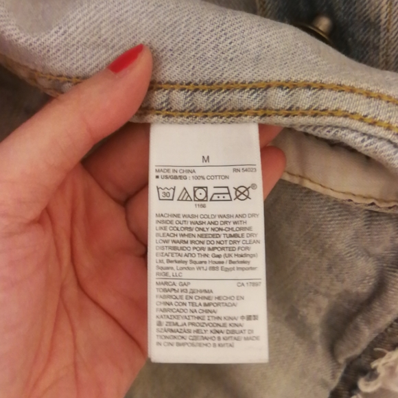 Light wash denim jacket w/ raw hem detail - Picture 6 of 8